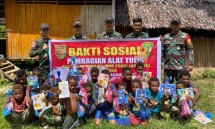 Bakti Sosial Satgas Yonif 143/TWEJ Turut Ciptakan Generasi Hebat di Pedalaman Papua