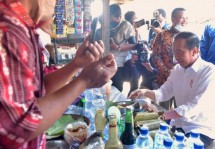 Presiden Jokowi mengunjungi Pasar Mendenrejo, Blora, Jawa Tengah, Jumat (10/03/2023). (Foto: Humas Setkab/Agung) 