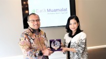 Direktur PT Bank Muamalat Indonesia Tbk Wahyu Avianto (kiri) berfoto bersama CEO dan Founder Pinhome Dayu Dara Permata (kanan) usai penandatanganan adendum perjanjian kerja sama pemberian referensi fasilitas pembiayaan kepemilikan rumah Muamalat iB belum lama ini. 
