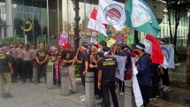 Aksi keprihatinan Petani Sawit di Depan Kedutaan Besar Uni Eropa