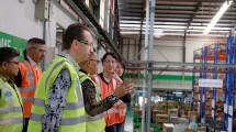 Gwenaelle Avice-Huet, Global Chief Strategy and Sustainability Officer Schneider Electric saat mengunjungi dua fasilitas utama Schneider di Indonesia