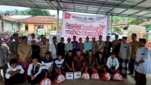 Warga Kelurahan Sumber Agung, Kecamatan Kemiling Bandar Lampung menerima Sembako dari Jufi