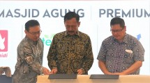 Vice President Director Agung Podomoro Noer Indrajaja (tengah) menandatangani perjanjian kerja sama 