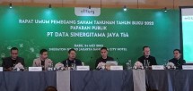 Direktur Utama PT Data Sinergitama Jaya Tbk, Kresna Adiprawira (ke-4 dari kiri). (Foto: Abraham Sihombing)