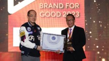 Executive Vice President Digital Business & Technology Telkom Komang Budi Aryasa (kanan) menerima penghargaan Brand for Good 2023 untuk Leap-Telkom Digital dalam ajang The 8th WOW Brand Festive Day 2023 yang diselenggarakan oleh Markplus 