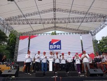 BPR berubah dari Bank Perkreditan Rakyat menjadi Bank Perekonomian Rakyat. 
