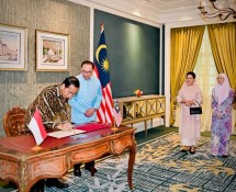 Presiden Jokowi dan Ibu Iriana Disambut PM Malaysia dan Istri di Seri Perdana Malaysia