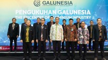 Menteri Perindustrian Agus Gumiwang Kartasasmita saat mengukuhkan Asosiasi Gabungan Industri Aluminium Indonesia (GALUNESIA)