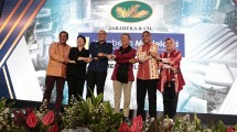 Menparekraf Sandiaga Uno bersama Founder and Chairman PT Jababeka Setyono Djuandi Darmono saat meresmikan Jababeka Movieland
