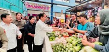  Presiden RI Joko Widodo (Jokowi) beserta Ibu Iriana Jokowi meninjau Pasar Bululawang, di Kabupaten Malang, Jawa Timur, Senin (24/07/2023). (Foto: BPMI Setpres/Laily Rachev) /