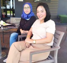 Seroja Sartika Direktur Utama MFS Production Sdn. Bhd (depan) dan Sophilea, Script Writer, Director, dan Novelis