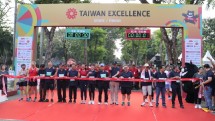 Para peserta Taiwan Excellence Happy Run 2023 bersiap di garis start.