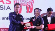 Rangga Andriana (kiri) selaku Manager Corporate Communication SiCepat Ekspres saat menerima penghargaan Perhumas PR Excellence Awards 2023 yang diberikan langsung oleh Fardila Astari (kanan) selaku perwakilan Perhumas Indonesia.