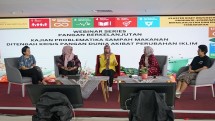 Para pembicara pada webinar hybrid dengan topik Kajian Problematika Sampah Makanan di Tengah Krisis Pangan Dunia Akibat Perubahan Iklim pada Jumat, 8 September 2023, di Gedung IASTH, SIL UI, Salemba Jakarta. (Foto: Abe) 