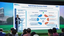 Direktur Utama BRI Sunarso saat menjelaskan Hybrid Bank