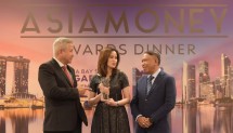 Wakil Direktur Utama Bank Mandiri Alexandra Askandar saat menerima penghargaan Asiamoney di Singapura