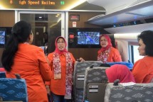 Ibu Iriana Jokowi dan OASE KIM Jajal Kereta Cepat WHOOSH