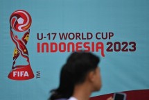 Pengunjung melintas di depan logo Piala Dunia U-17 2023 di Stadion Si Jalak Harupat, Kabupaten Bandung, Jawa Barat, Sabtu (11/11/2023). ANTARA FOTO/M Agung Rajasa/nz