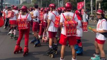 Para pemain Rollerblade hebohkan car free day Jakarta karena menggunakan Tas Pocky.