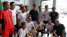 Menperin Agus Gumiwang Kartasasmita saat berfoto bersama tim futsal Forwin