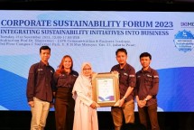 Tim Corporate Social Responsibility (CSR) saat menerima penghargaan penghargaan Indonesia Best Corporate Sustainability Warrior Team 2023 yang dilaksanakan oleh Majalah Mix Marcomm pada Kamis (21/11) di Auditorium Djayusman, London School of Public Relation, Jakarta Pusat.