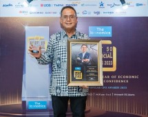 Keterangan foto: Direktur Keuangan & Strategi Bank DKI, Romy Wijayanto menerima penghargaan sebagai 10 Most Popular CFO 2023, versi The Iconomics, pada gelaran "Best 50 Financial Institution Awards 2023 (5th Anniversary) dan 10 Most Popular CFO Awards 2023 " di Jakarta pada Senin (27/11). 