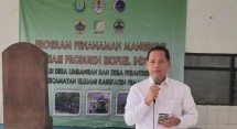 Ketua Bidang Sustainability APROBI, Rapolo Hutabarat saat meninjau perkembangan penanaman mangrove dan kegiatan bimbingan teknis masyarakat di Desa Mojo, Kecamatan Ulujami, Pemalang, Jawa Tengah