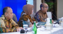 (kiri-kanan) : Head Investor Relations PT Bank Syariah Indonesia Tbk (BSI) Rizky Budinanda (kiri), Direktur Compliance & Human Capital Tribuana Tunggadewi dan Direktur Risk Management Grandhis H.Harumansyah (paling kanan) saat memaparkan kinerja BSI kuartal III/2023 dalam Public Expose 2023. 