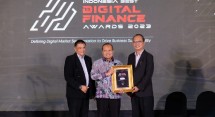 Direktur Operasi dan Digital PT Bank Muamalat Indonesia Tbk Wahyu Avianto (tengah) menerima piagam penghargaan sebagai Best Digital Finance for Ease of Non-Cash Transaction Features kategori bank syariah KBMI 1 