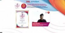 Prosesi penyerahan penghargaan Indonesia Digital Marketing Champion 2023 oleh Majalah SWA kepada Ervan Roynaldo selaku Manager Social Media SiCepat Ekspres secara simbolis melalui Zoom Webinar pada Kamis (7/12). 