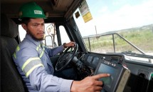 Seorang karyawan BUMA sedang mengoperasikan alat berat di salah satu situs pertambangan BUMA di Kalimantan.