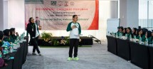 Dr. Fotarisman Zaluchu, S.K.M, M.P.H (tengah) dan Dr. Putri C. Eyanoer, MS.Epi, Ph.D (kiri) memberikan pembekalan bagi 30 kader pelatih/Trainers dalam sesi Training-of-Trainers (ToT) Kader Pelatihan Nutrisi dan Kesehatan - Women Smallholders Program Musim Mas pada tanggal 9-11 Januari 2024 di Pekanbaru, Riau