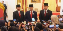Presiden Jokowi bersama Menko Polhukam Hadi Tjahjanto dan Menteri ATR/Kepala BPN Agus Harimurti Yudhoyono, di Istana Negara, Jakarta, Rabu (21/02/2024). (Foto: Humas Setkab/Rahmat) 