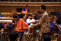 Raja Keraton Yogyakarta Sultan Hamengku Buwono X selaku Gubernur DIY menyaksikan langsung penampilan YRO sekaligus memberikan opening remarks pada hari pertama konser YRO tersebut digelar.