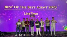 Jajaran manajemen LinkTown saat menerima penghargaan Best of The Best Agent di ajang One Smile Club Award 2024
