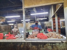 Pedagang daging ayam di Pasar