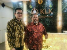 Tan Poh Teck Presiden Direktur PT KLK Agriservindo bersama Head of Public & Government Affairs KLK di Indonesia Mustafa Daulay 