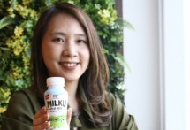  Yolanda Djaja Sastra, Direktur Marketing Wings Group Indonesia memperkenalkan varian terbaru Milku, rasa original.