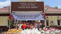 Penyaluran paket sembako dari PT Kideco Jaya Agung