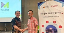 kiri ke kanan: Austin Si, General Manager of Global Enterprise Ruijie Networks Indonesia & Yuwono Pranata, CEO MBT