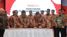 Penandatanganan perjanjian kerjasama bersama antara CCEP Indonesia dan serikat pekerja