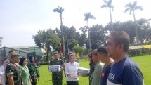 Pangdam Jaya Jakarta Mayjen TNI Mohamad Hasan bersama Ketua Kadin Jakarta Diana Dewi saat penyerahan simbolis Sembako ke masyarakat