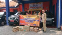 Donasi Uni-Charm Indonesia untuk korban gempa Tuban di Gresik.