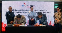 Prosesi penandatanganan kerjasama PT Pertamina Lubricants dengan 36 perusahaan distributor dari seluruh Indonesia.