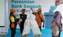 Simulasi Penimbangan Sampah oleh UPS Badan Air DLH Jakarta Bersama Warga dalam Peresmian Bank Sampah oleh Yayasan WINGS Peduli