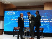 Yohanes Jeffry Johary , Managing Director OCS Indonesia (kiri) berdialog dengan narasumber lainnya pada kegiatan yang bertajuk “Global Facilities Management Trends in the 2024 Indonesian Market” 