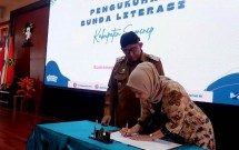 Pengukuhan Nia Kurnia sebagai Bunda Literasi Sumenep di acara Madura Writers Readers Festival 2024.