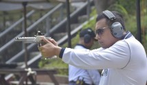 Dankormar Mayor Jenderal TNI (Mar) Endi Supardi Olahraga Bersama Menembak Pistol