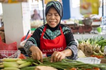 Seorang pedagang sayur mayur nasabah Jak One Merchant Bank DKI tengah menjajakan dagangannya yang transaksinya di Pasar Jati Rawasari, Jakarta Pusat (30/04). Sampai dengan Q1 2024, kredit dan pembiayaan UMKM Bank DKI naik 39,18% dari Rp3,8 triliun per Maret 2023 menjadi Rp5,2 triliun Per Maret 2024. 