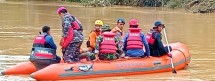 Memasuki Hari ke Empat, Prajurit Martinir Terus Mencari Korban Bencana di Luwu